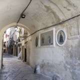 ...e impreziosito da un�edicola sacra dedicata a San Nicola e l�Addolorata